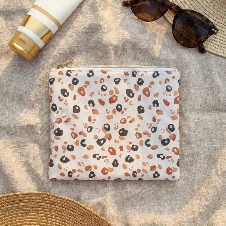 pochette plate coton enduit motif léopard utilisée à la plage avec fermeture zippée pratique