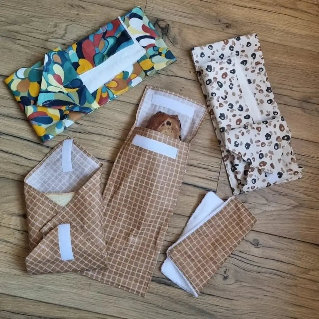 Ensemble de pochettes à sandwichs lavables et réutilisables en coton enduit de motifs et de formats divers (pain de mie ou baguette) avec essuie-tout lavable.