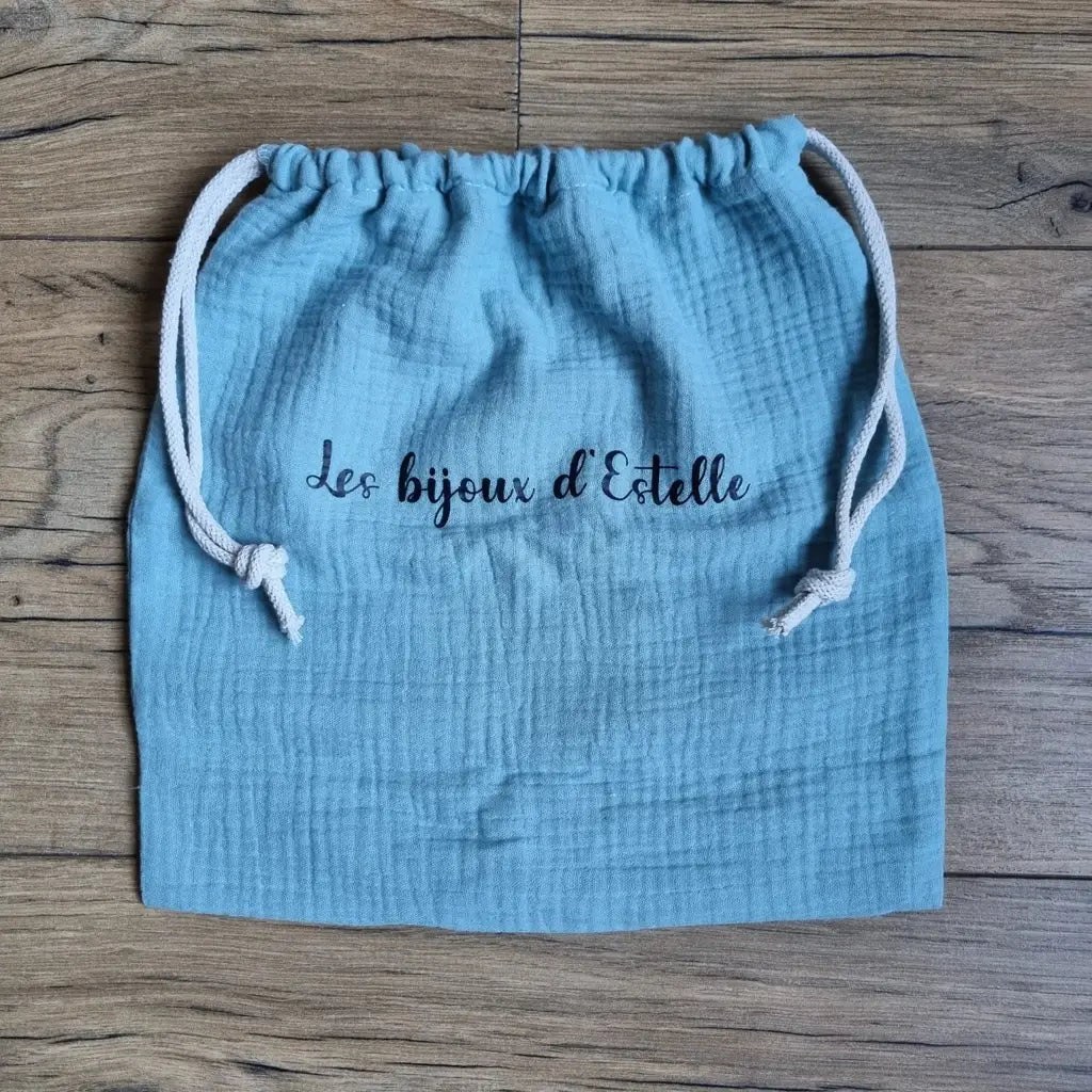 Pochon à cordon en gaze de coton bleu sarcelle avec inscription personnalisée Les bijoux d’Estelle