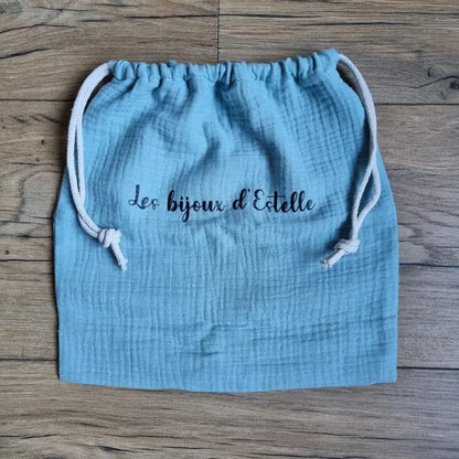 Pochon à cordon en gaze de coton bleu sarcelle avec inscription personnalisée Les bijoux d’Estelle
