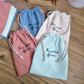 Lot de pochons en tissu nid d’abeille doublés et personnalisés avec l’inscription floquée 'Mes petites affaires', disponibles en plusieurs coloris : bleu denim, menthe, naturel et marsala. Sacs de rangement en coton lavable, pratiques pour les affaires de bébé, les jouets ou les accessoires du quotidien.