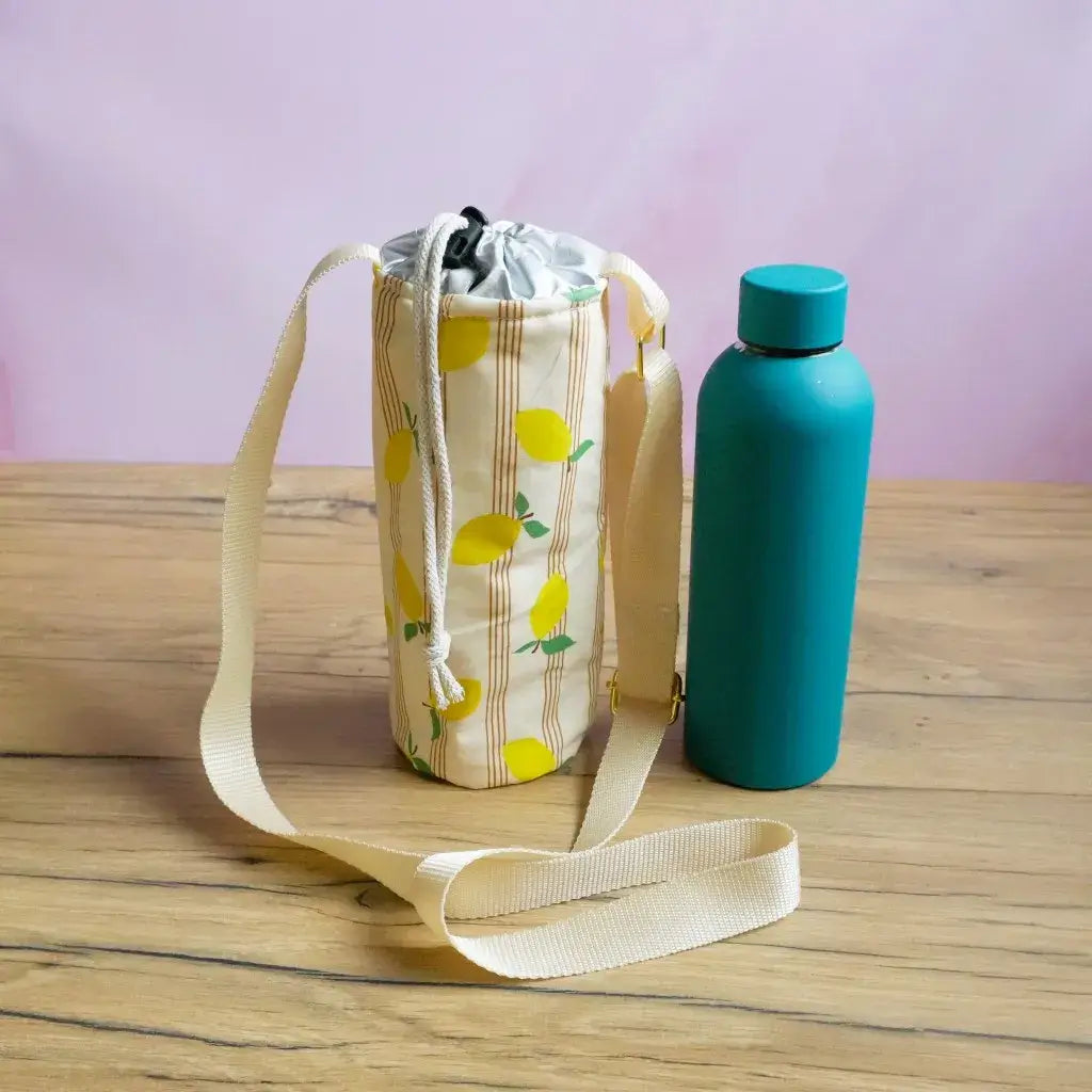 porte gourde isotherme coton enduit motif citron avec bandoulière et cordon de serrage