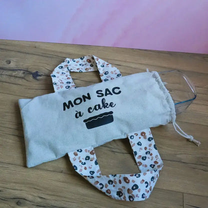 Sac à cake en lin avec anses imprimées pour plat rectangulaire.