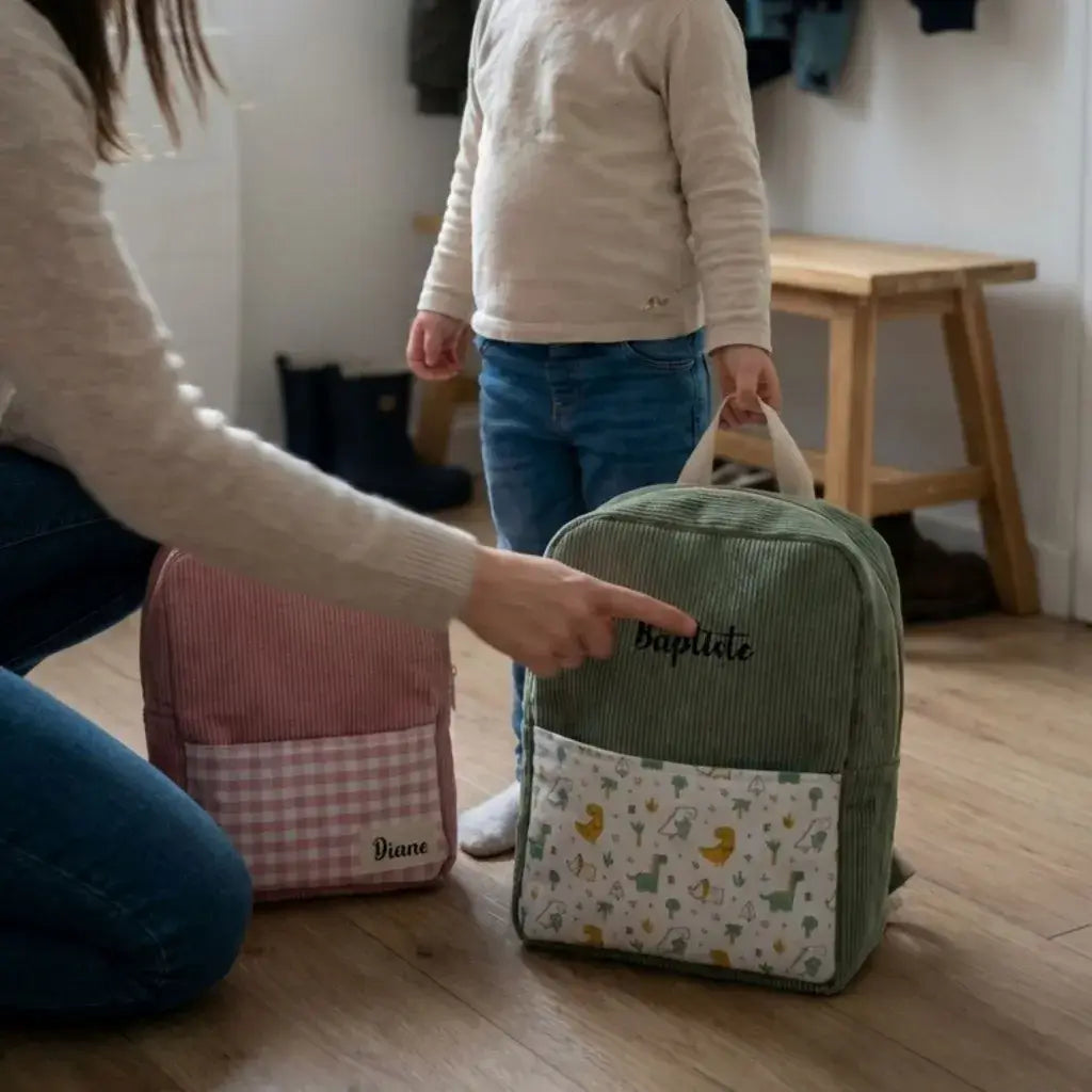 sacs à dos enfant velours côtelé rose et vert personnalisés avec poche imprimée
