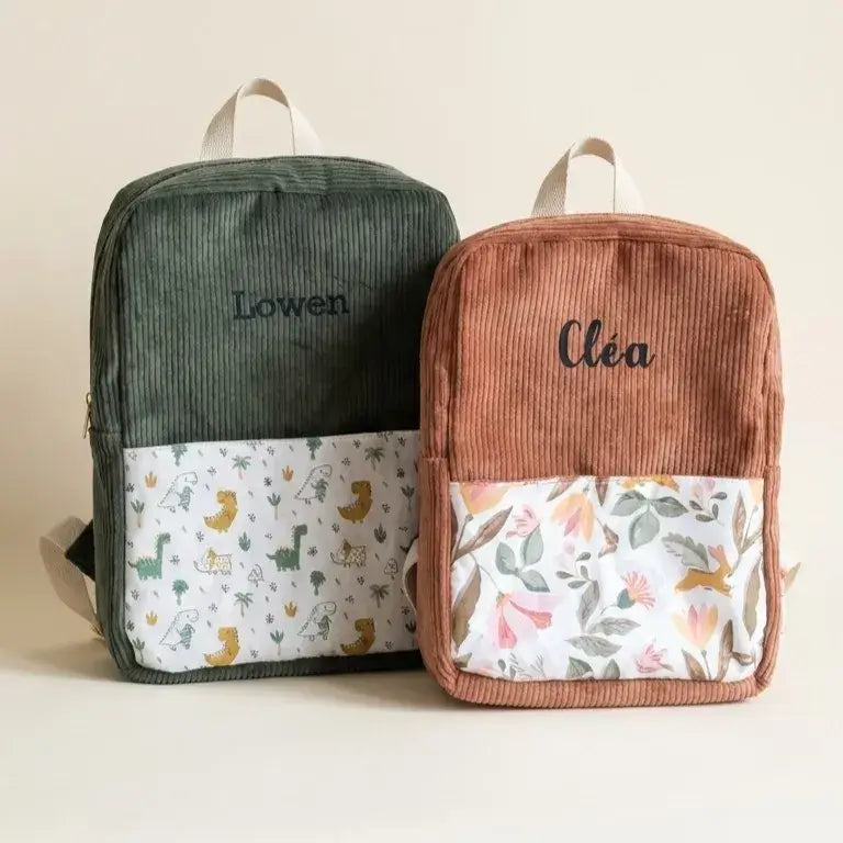 Deux sacs à dos enfant en velours côtelé vert et marron, poches à motifs et prénoms Lowen et Cléa