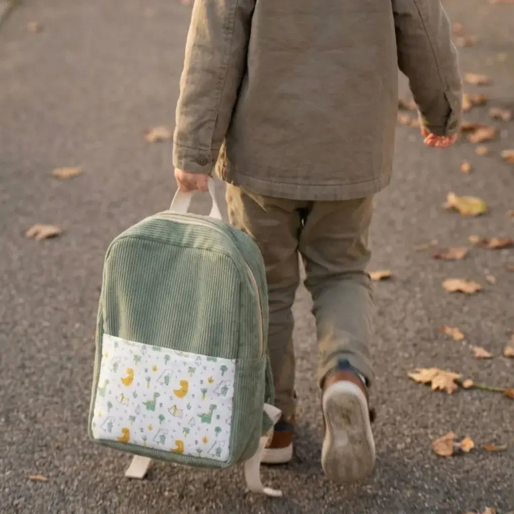 enfant portant sac à dos velours côtelé vert personnalisé avec poche imprimée
