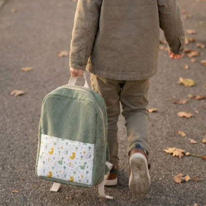 enfant portant sac à dos velours côtelé vert personnalisé avec poche imprimée
