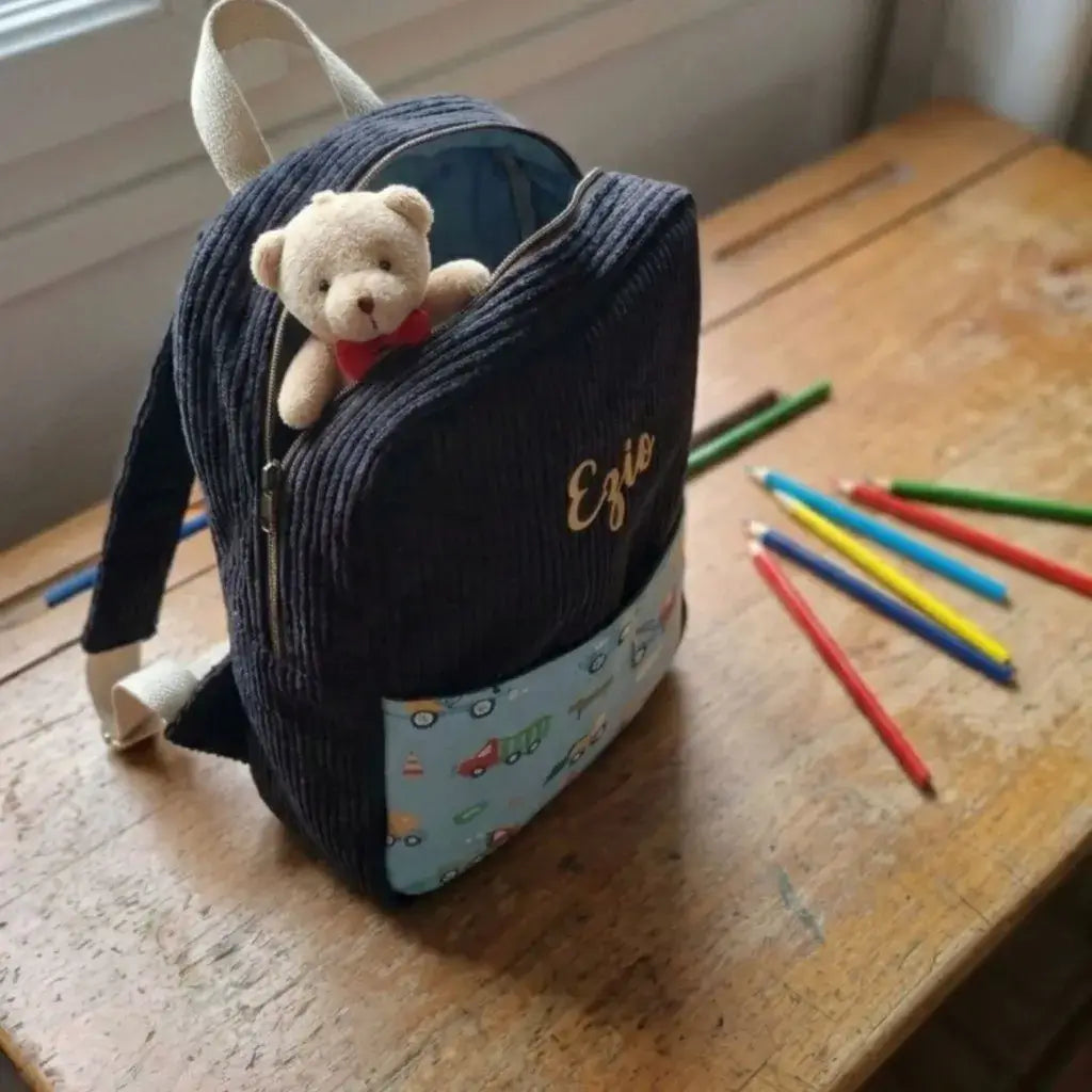 sac à dos enfant velours côtelé noir personnalisé avec poche imprimée et doudou visible