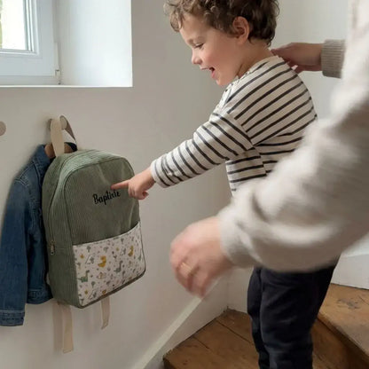 sac à dos enfant velours côtelé vert personnalisé suspendu à un porte manteau