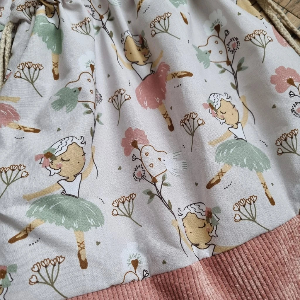 Zoom sur le tissu imprimé au motif danseuse du sac à dos format pochon.