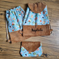 Ensemble cousu main comprenant un sac à dos personnalisé avec le prénom "Baptiste", un pochon et une pochette assortie, confectionnés en velours côtelé marron et tissu bleu à motifs kawaii (nourriture japonaise, animaux mignons). Accessoires enfant originaux et personnalisables, parfaits pour l’école, la crèche ou les sorties.
