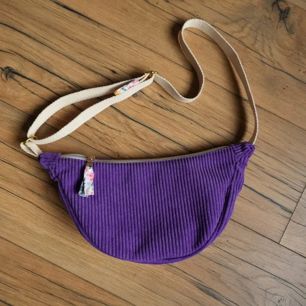 Sac banane demi-lune en velours côtelé lavande avec sangle beige et détail ruban fleuri