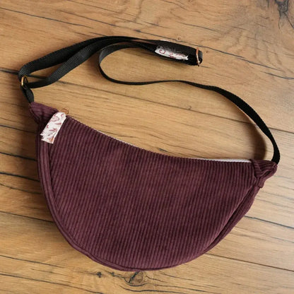 Sac banane demi-lune en velours côtelé prune avec sangle noire et ruban fleuri