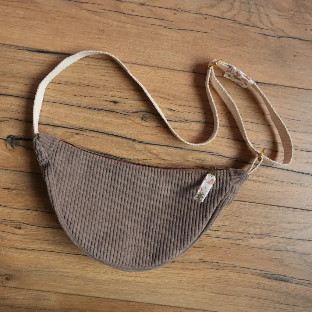 Sac banane demi-lune en velours côtelé taupe avec sangle beige clair ajustable