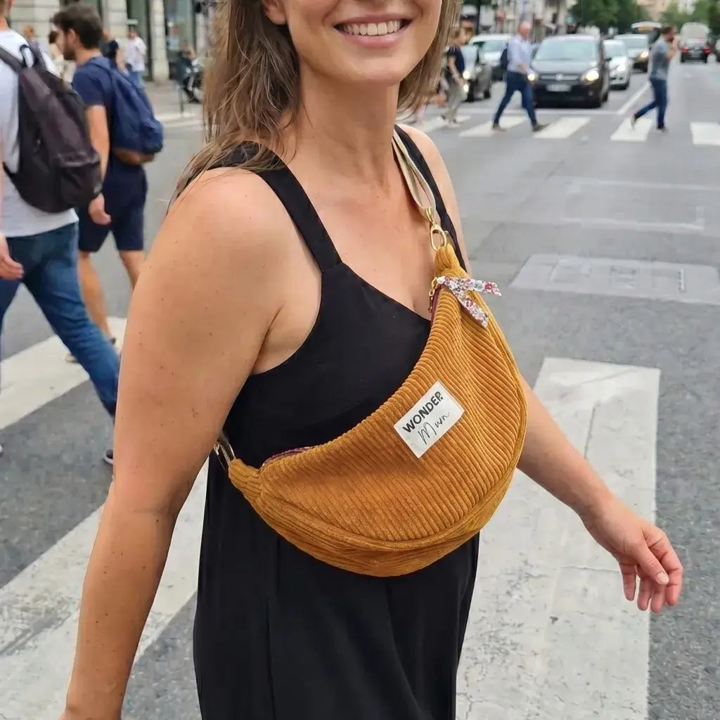 sac banane demi-lune jaune en velours côtelé porté en bandoulière dans la rue