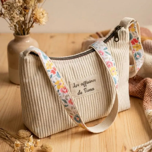 Sac bandoulière écru en velours côtelé avec flocage personnalisé.