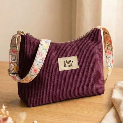 Sac bandoulière prune foncé en velours côtelé, accessoire mode bohème avec sangle fleurie.