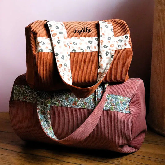 Sacs polochons en velours côtelé personnalisés avec prénom floqué Agathe et motifs fleuris ou léopard