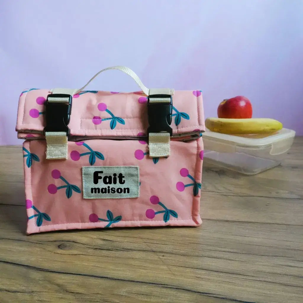 Sac repas isotherme rose motif cerises avec étiquette Fait maison pour déjeuner sain.