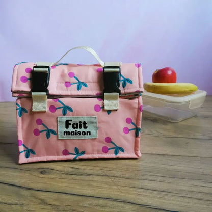 Sac repas isotherme rose motif cerises avec étiquette Fait maison pour déjeuner sain.