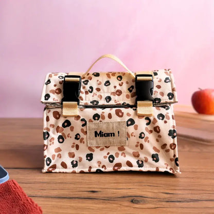 Sac repas isotherme tendance au motif léopard, fabriqué en coton enduit résistant, muni d’une anse et d’attaches robustes. Pratique et réutilisable, ce lunch bag conserve vos plats à bonne température et se transporte facilement au travail, à l’école ou en sortie.