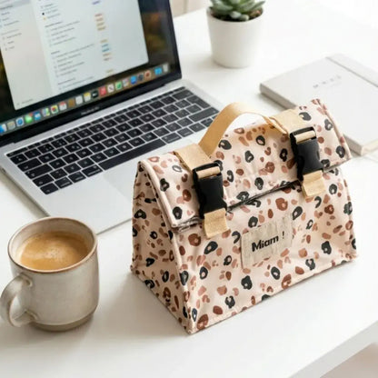 Sac repas isotherme en coton enduit imprimé léopard devant un ordinateur portable au bureau.