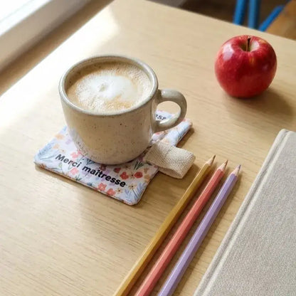 sous-verre personnalisé Merci maîtresse avec tasse en céramique et crayons de couleur