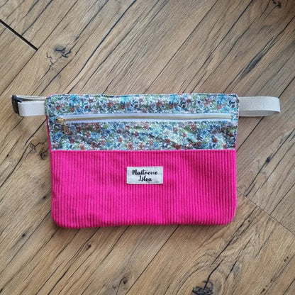 Tablier ceinture rose framboise en velours côtelé, haut fleuri zippé, sangle beige et étiquette Maîtresse Lilou