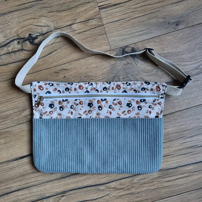 Tablier ceinture en velours côtelé bleu gris à haut léopard, poche zippée et sangle écrue réglable