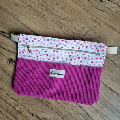 tablier ceinture velours côtelé magenta personnalisé avec poche zippée et tissu motif cœurs