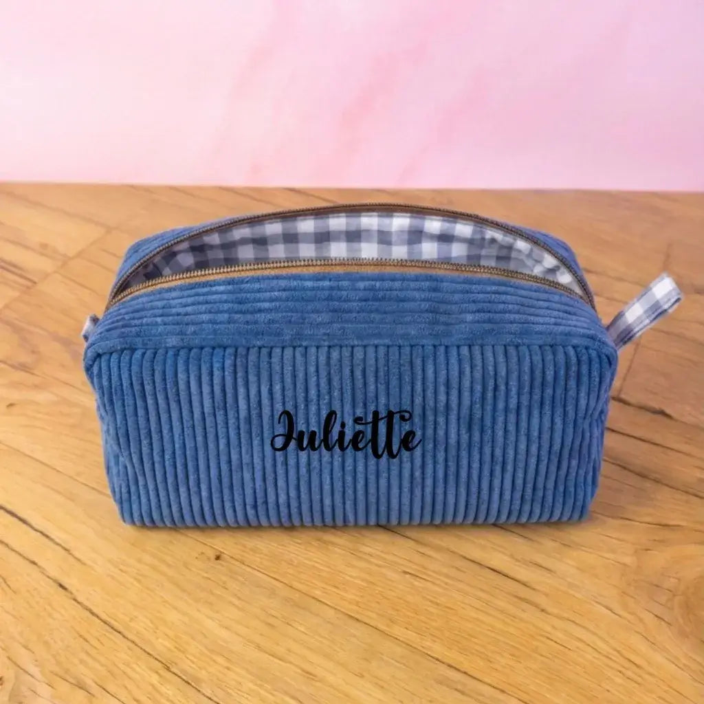 Trousse de toilette velours côtelé bleu foncé personnalisée Juliette, doublure vichy bleu et blanc.