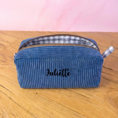 Trousse de toilette velours côtelé bleu foncé personnalisée Juliette, doublure vichy bleu et blanc.