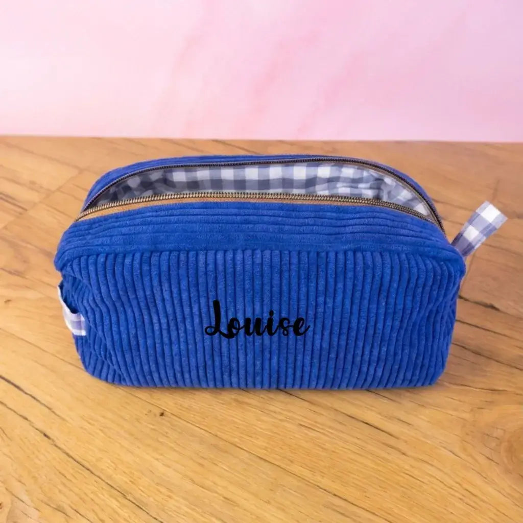 Trousse de toilette velours côtelé bleu roi personnalisée Louise, doublure vichy bleu et blanc.