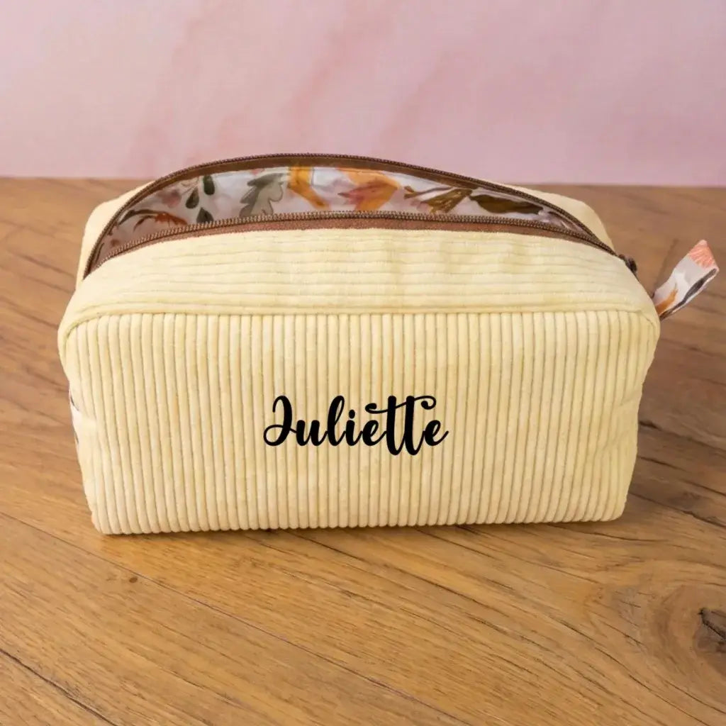 Trousse de toilette velours côtelé jaune pâle personnalisée Juliette, doublure fleurs colorées.