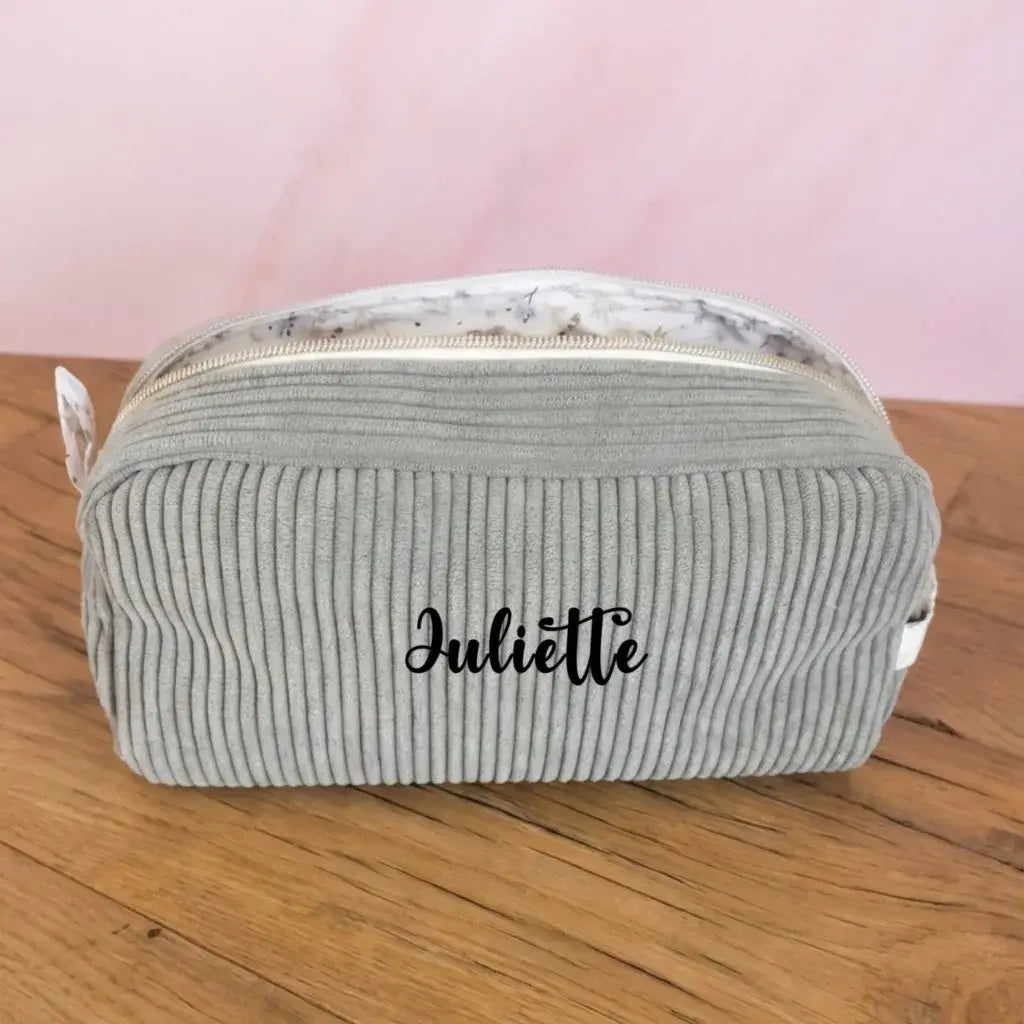 Trousse de toilette velours côtelé vert lichen personnalisée Juliette, doublure fleurs champêtres.