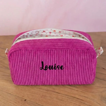 Trousse de toilette velours côtelé rose magenta personnalisée Louise, doublure motifs petits cœurs.