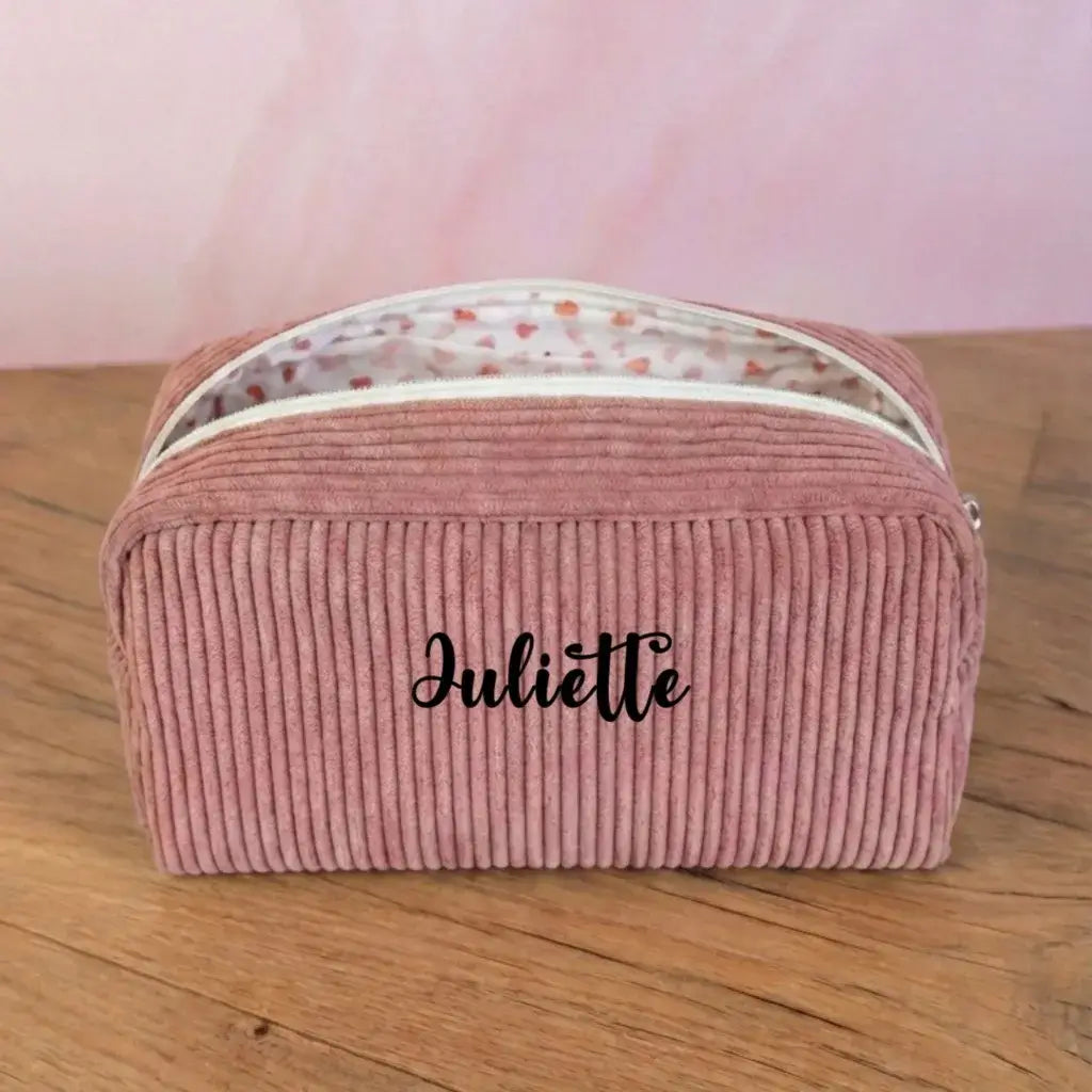 Trousse de toilette velours côtelé rose personnalisée Juliette, doublure motifs cœurs.