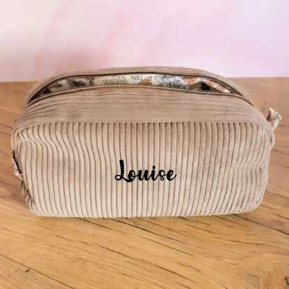 Trousse de toilette en velours côtelé taupe personnalisée avec prénom Louise floqué.