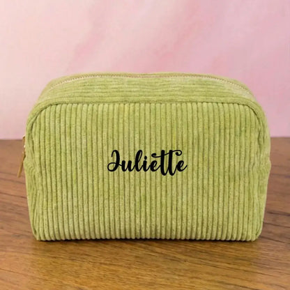 Trousse de toilette personnalisable en velours côtelé vert anis, style bohème et tendance.
