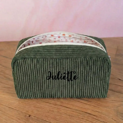 Trousse de toilette en velours côtelé vert forêt personnalisée avec doublure à motifs cœurs. 