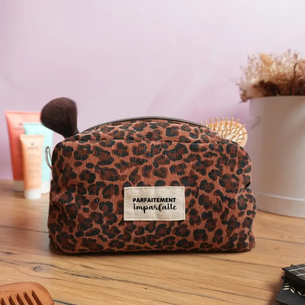 Trousse de toilette zippée en velours côtelé imprimé léopard, ornée d’un patch « Parfaitement imparfaite ». Élégante et pratique, cette trousse au look sauvage est idéale pour ranger maquillage, soins ou accessoires de voyage. Son design tendance et sa capacité généreuse en font un indispensable beauté à emporter partout, que ce soit au quotidien ou en déplacement.
