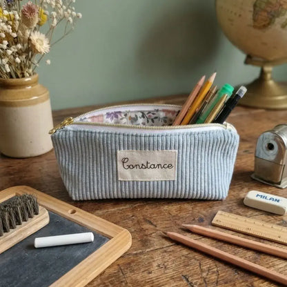 Trousse d’école personnalisée bleu clair en velours côtelé avec prénom floqué, trousse scolaire enfant pratique