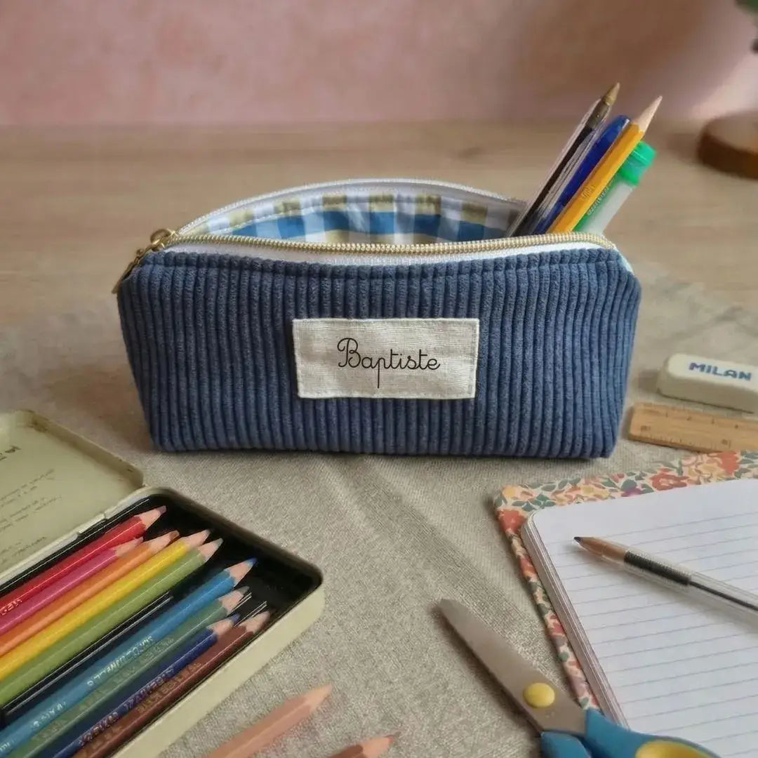 Trousse scolaire personnalisée bleu foncé en velours côtelé avec prénom, trousse école enfant pratique