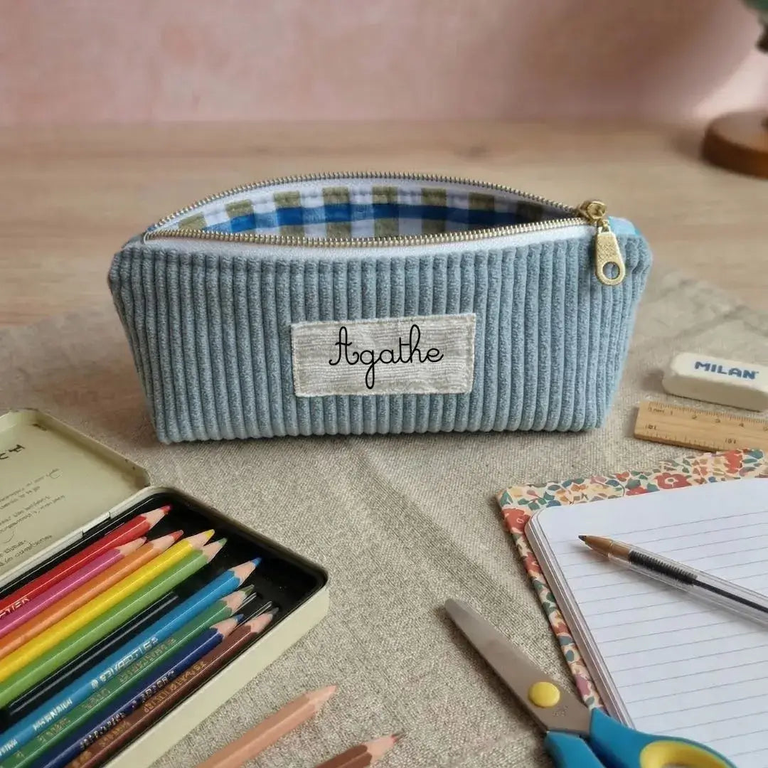 Trousse d’école personnalisée vert lichen en velours côtelé avec prénom, trousse scolaire enfant pratique