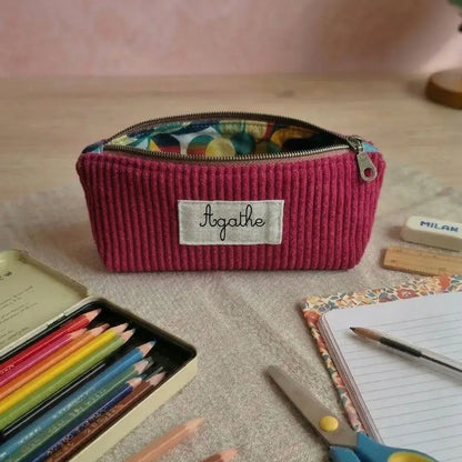 Trousse scolaire personnalisée lie-de-vin en velours côtelé avec prénom, trousse école enfant élégante