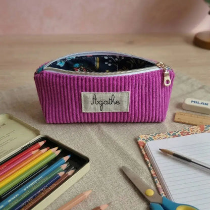 Trousse d’école personnalisée magenta en velours côtelé avec prénom, trousse scolaire enfant colorée