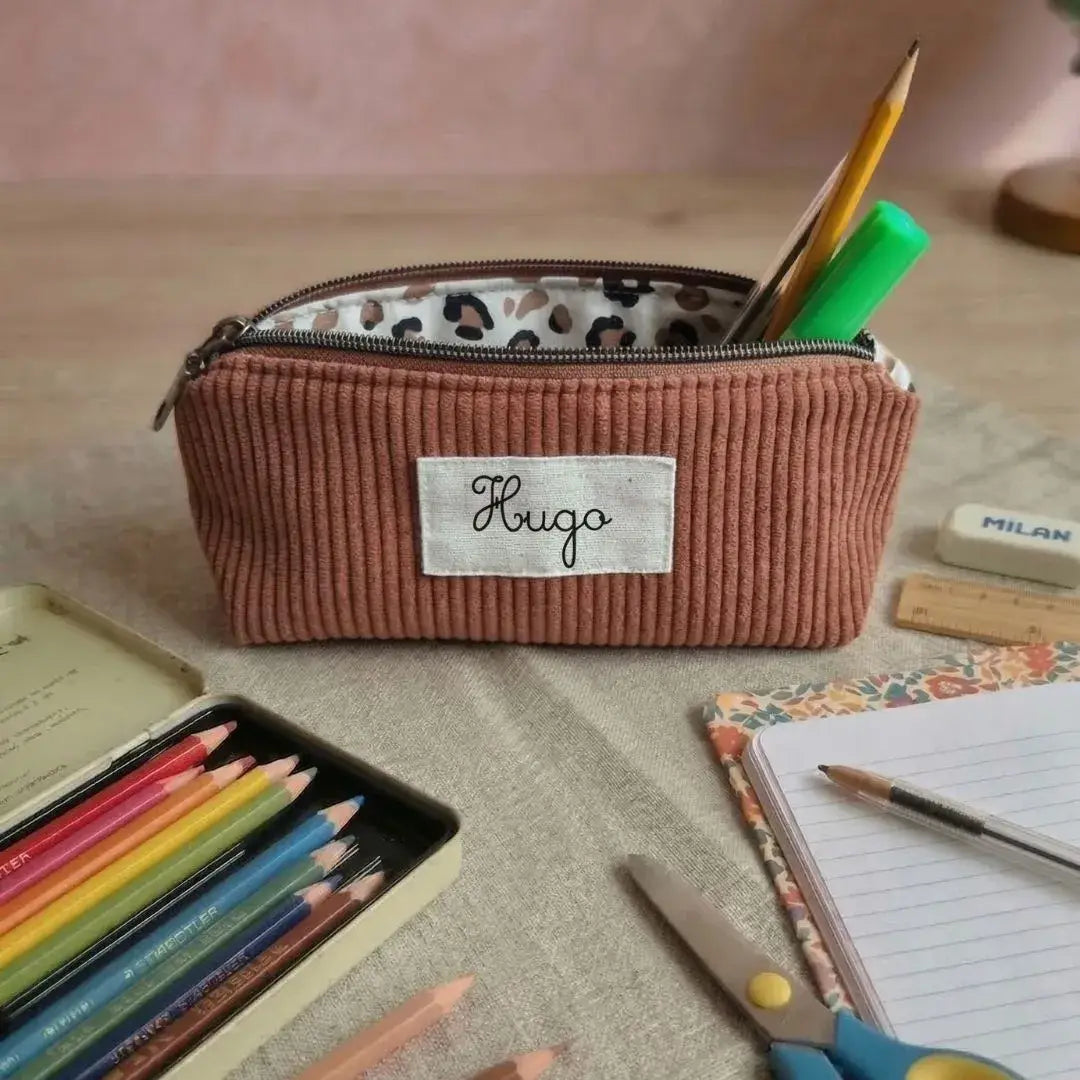 Trousse scolaire personnalisée marron en velours côtelé avec prénom, trousse école enfant robuste