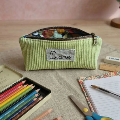 Trousse scolaire personnalisée vert anis en velours côtelé avec prénom, trousse école enfant colorée