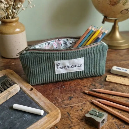 Trousse d’école personnalisée vert sauge en velours côtelé avec prénom, trousse scolaire enfant élégante