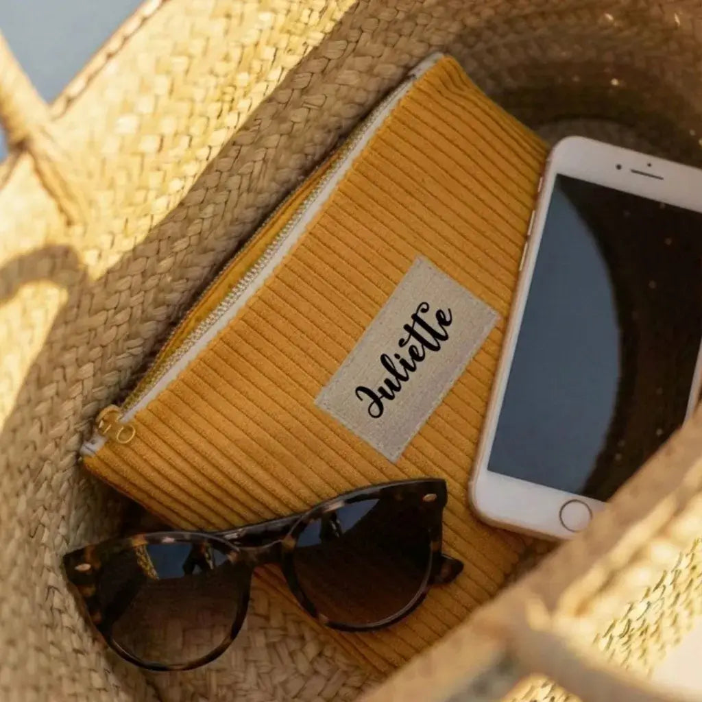 Trousse personnalisée Juliette velours côtelé jaune dans sac paille avec accessoires.